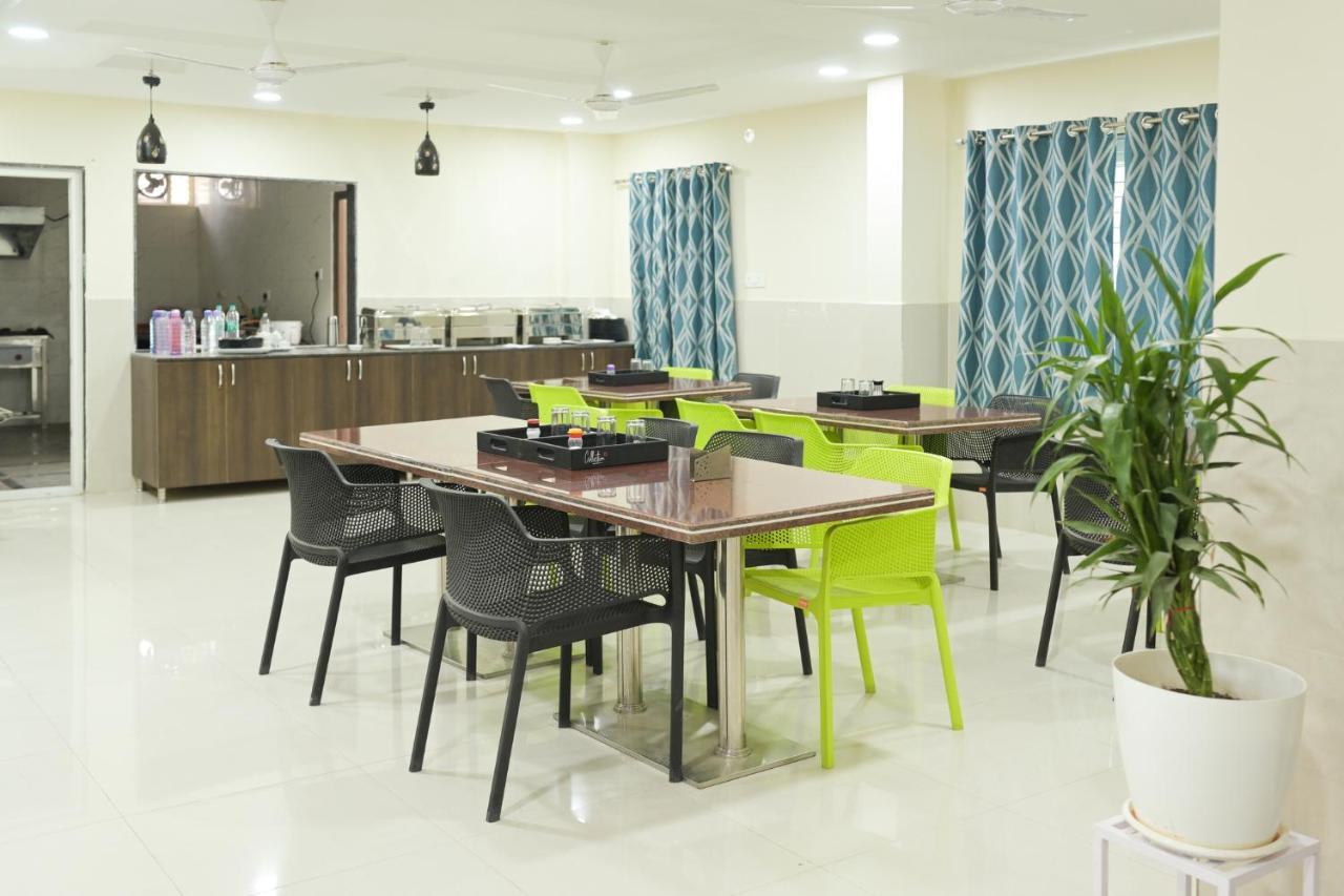 Voila At Nest Hotel Hyderabad Exterior foto